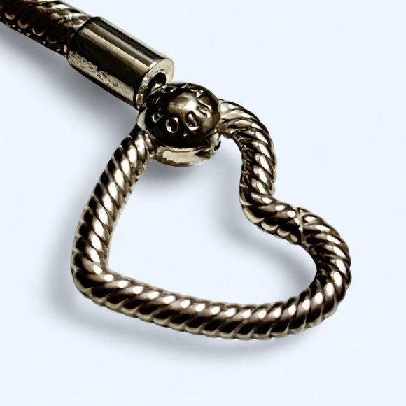 Pandora - Picture 5 of 8